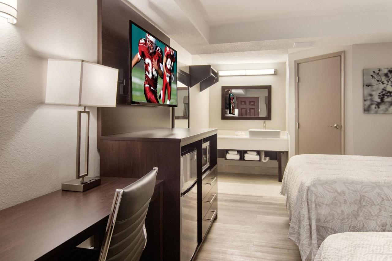 Red Roof Inn Plus & Suites Ери Екстериор снимка