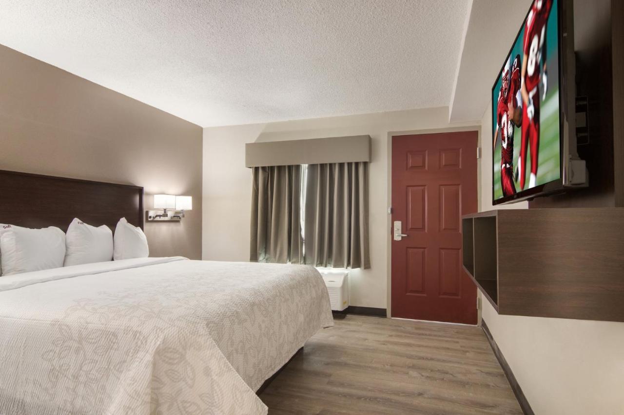 Red Roof Inn Plus & Suites Ери Екстериор снимка