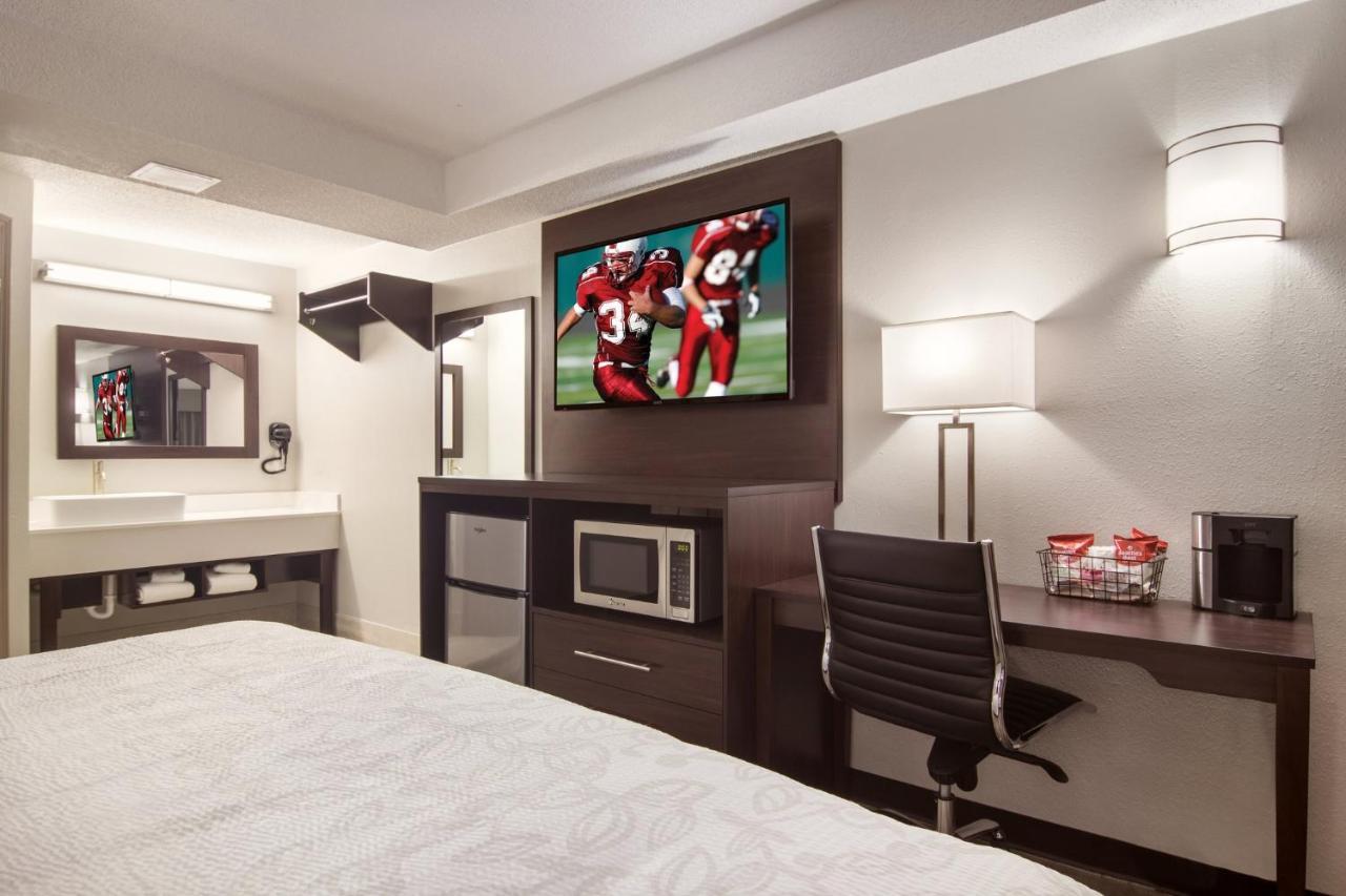 Red Roof Inn Plus & Suites Ери Екстериор снимка