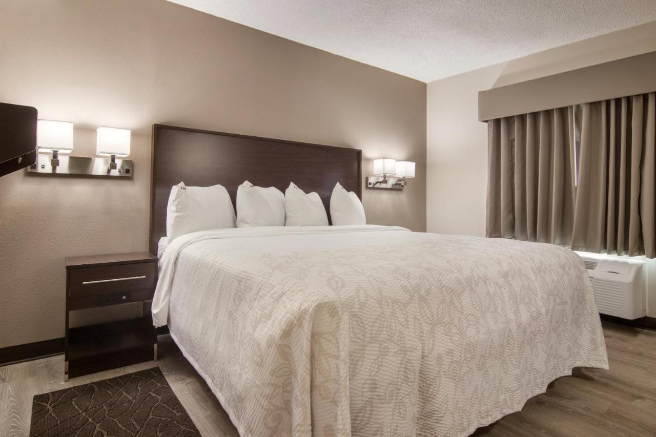 Red Roof Inn Plus & Suites Ери Екстериор снимка