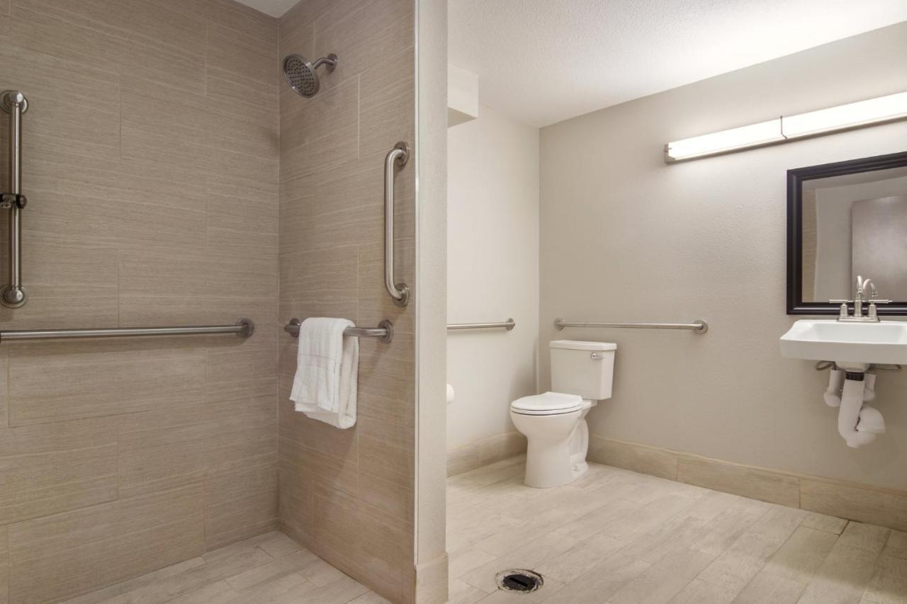 Red Roof Inn Plus & Suites Ери Екстериор снимка