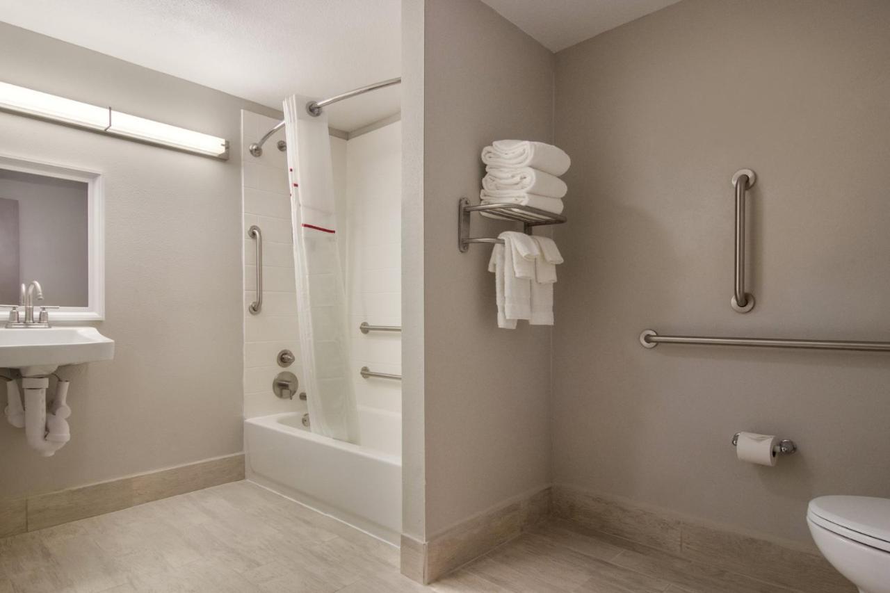 Red Roof Inn Plus & Suites Ери Екстериор снимка