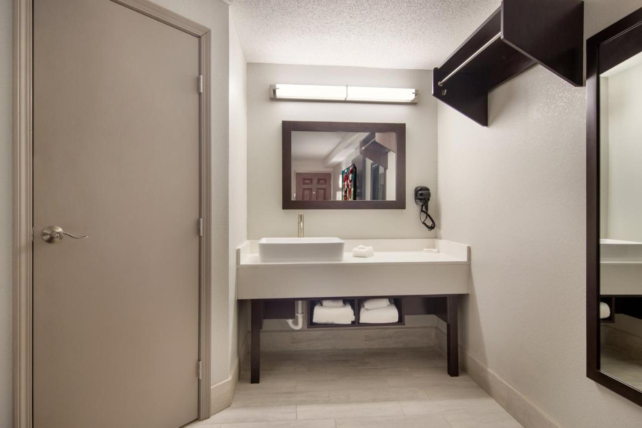 Red Roof Inn Plus & Suites Ери Екстериор снимка