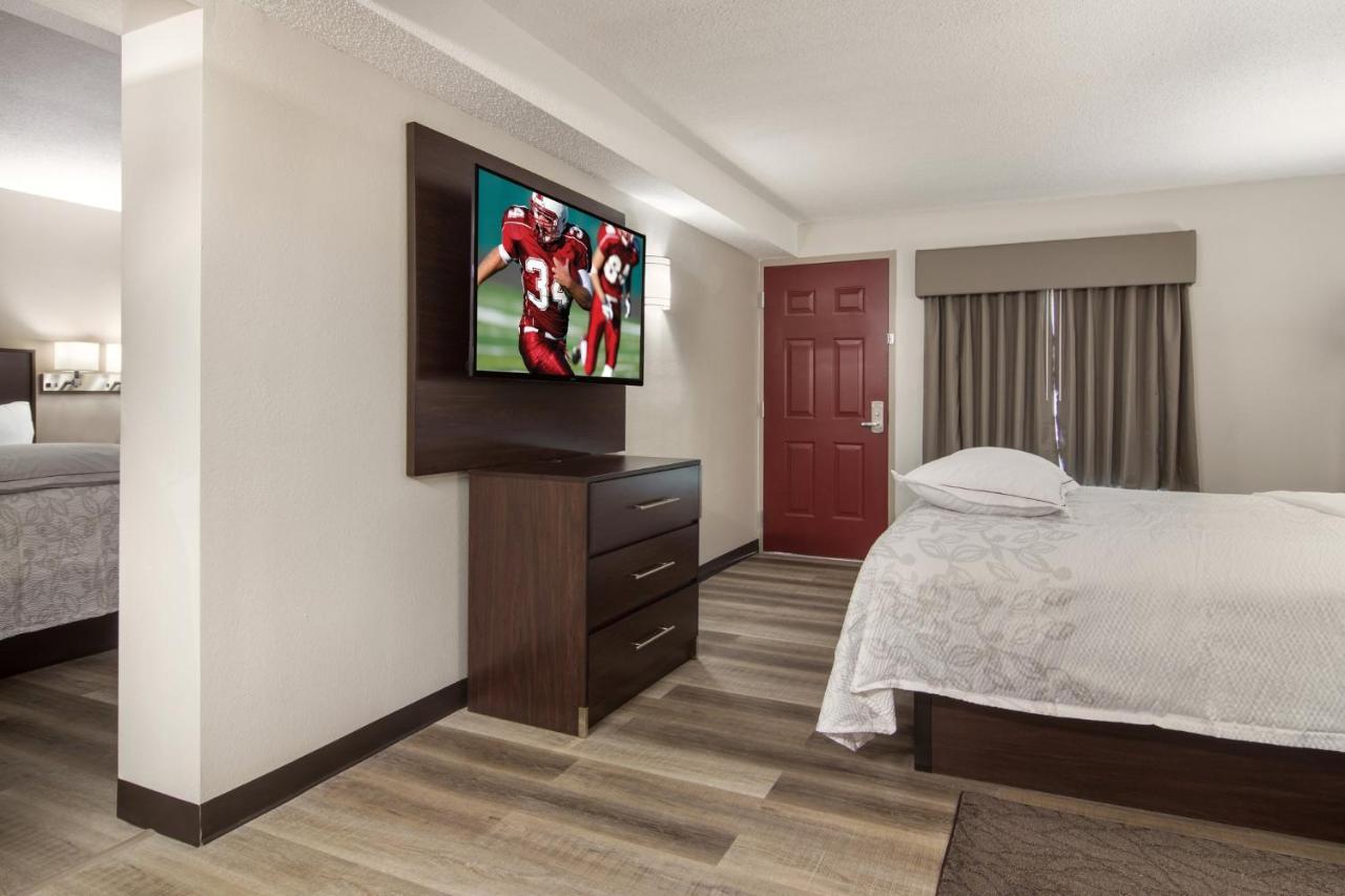 Red Roof Inn Plus & Suites Ери Екстериор снимка