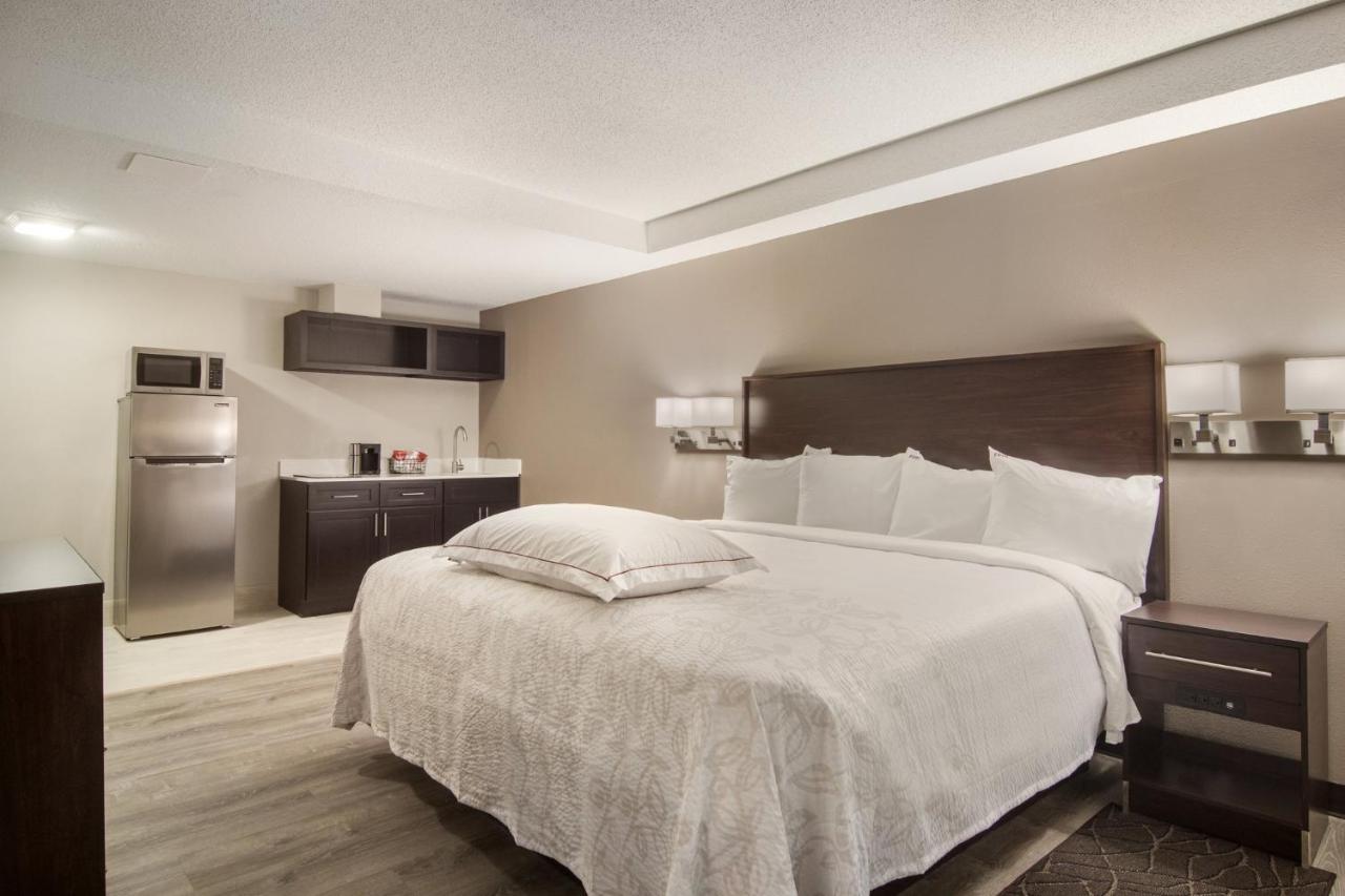 Red Roof Inn Plus & Suites Ери Екстериор снимка